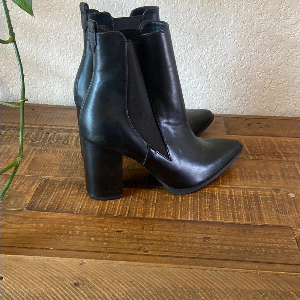 Black Heeled Boots with Block Heel and Pointed Toe